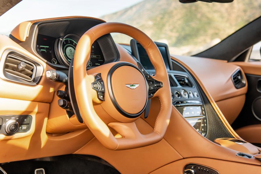 Интерьер Aston Martin DB11 AMR 2019 года  (NA) (фото 17 из 40)